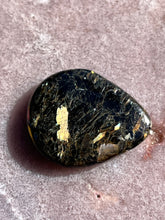 Load image into Gallery viewer, Nuummite 13