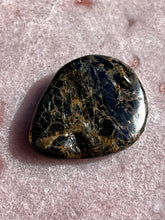 Load image into Gallery viewer, Nuummite 13