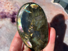 Load image into Gallery viewer, Labradorite palmstone 10