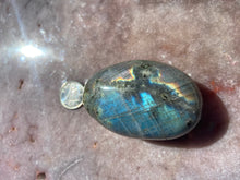 Load image into Gallery viewer, Labradorite palmstone 12