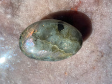 Load image into Gallery viewer, Labradorite palmstone 12