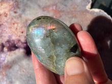 Load image into Gallery viewer, Labradorite palmstone 12
