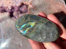 Load image into Gallery viewer, Labradorite palmstone 13