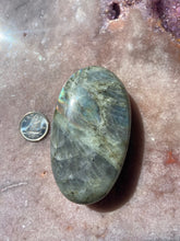 Load image into Gallery viewer, Labradorite palmstone 13