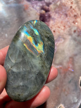 Load image into Gallery viewer, Labradorite palmstone 13