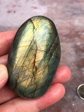 Load image into Gallery viewer, Labradorite palmstone 3