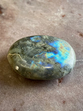 Load image into Gallery viewer, Labradorite palmstone 22