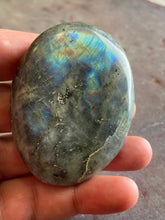 Load image into Gallery viewer, Labradorite palmstone 22