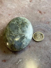 Load image into Gallery viewer, Labradorite palmstone 22