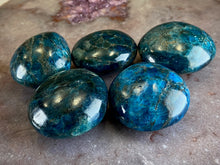 Load image into Gallery viewer, Apatite palm stone