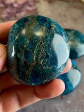 Load image into Gallery viewer, Apatite palm stone