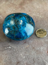 Load image into Gallery viewer, Apatite palm stone