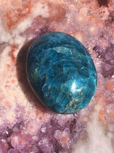 Load image into Gallery viewer, Apatite palm stone