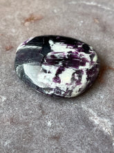 Load image into Gallery viewer, Kammererite and Serpentine tumble
