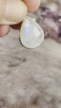 Load and play video in Gallery viewer, Rainbow moonstone pendant 2
