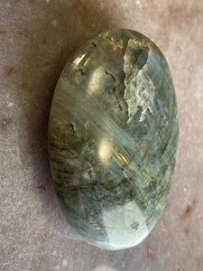 Labradorite palmstone 21
