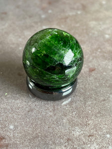 Chrome diopside sphere - 0.8"