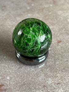 Chrome diopside sphere - 0.8"