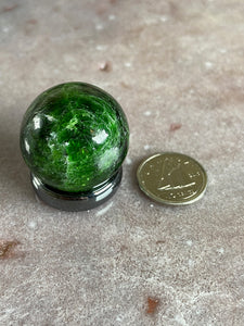 Chrome diopside sphere - 0.8"