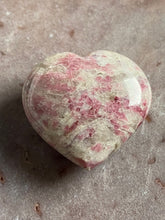 Load image into Gallery viewer, Pegmatite heart 3
