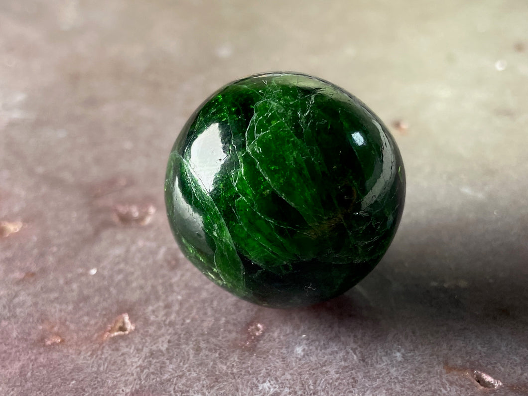 Chrome diopside sphere - 1