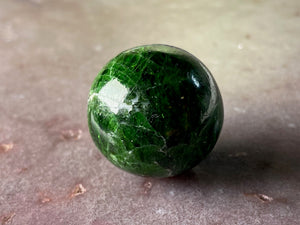 Chrome diopside sphere - 1"